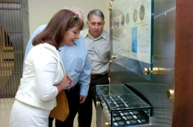 Durante la ceremonia inaugural estuvo presente Marisa González, presidenta nacional de la Sociedad Numismática de México, quien llegó acompañada por Javier López Delerena, vicepresidente de la misma.