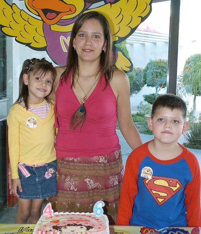 Gloria Gabriela y Luis Alejandro Valles Rodríguez acompañados por su mamá, Gloria Rodríguez de Valles, en la fiesta infantil que les ofreció su mamá.