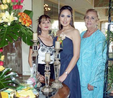 La futura novia junto a su mamá, Pilar Anaya de Moreno y su suegra, Irma Núñez de Murra.