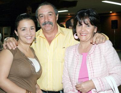 Lorena, Claudio y Netty Castañeda.