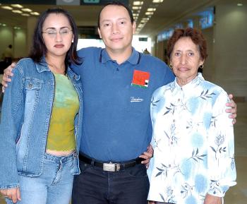 Alejandro y María Hortensia viajaron a París, fueron despedidos por Rosa María.