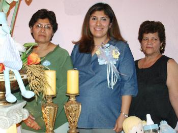 Alma Lares de Echávarri acompañada  por Soledad Marentis y Cristina Ortiz, quienes le ofrecieron una fiesta de regalos e, días pasados.