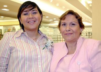 Elia Teresa de Orona junto a su mamá, Sra. Elia de León de García..