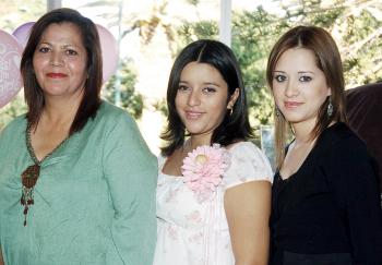 13 de noviembre 2005
Selene Díaz de Saucedo espera el nacimiento de su primera bebé y por ello su mamá, Rosalba González de Díaz, le preparó una fiesta de canastilla.