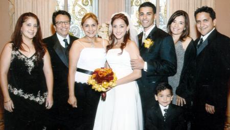 Felices y enamorados lucieron los novios en su recepción de boda, acompañados por Esperanza Salas, Lic. Jesús Salas, Coco de Salas, Begoña Urraza de Salas, Santiago Salas e Ing. Jesús Salas