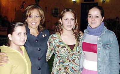 Luis Porras de Martínez con sus hijas Lupis, Georgi y Liz.