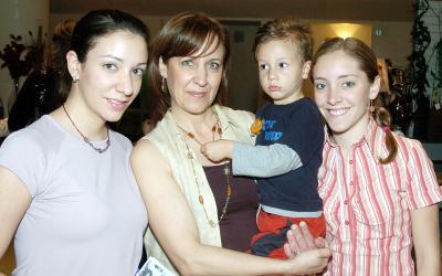 Susana de Valdés, Susana de Veyán, Charly Valdés y Ana Karla Veyán.