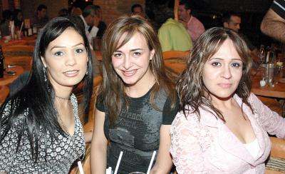 Faby Escalante, Graciela Villalobos y Vanessa Delgadillo.