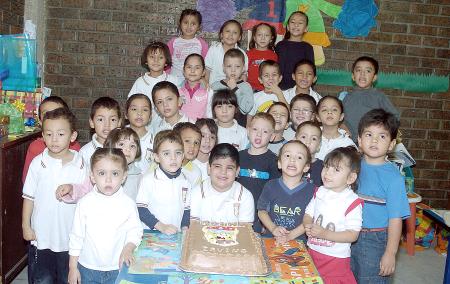 Irving  Mauricio Castillo Villegas rodeado de amigos en la fiesta que le preparaon por su cumpleaños.