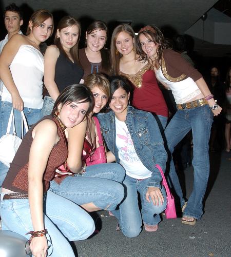 15 de noviembre 2005
María Valdés, Daniela Sáenz, Sofía Frisbie, Bárbara Mijares, Vero Cruz, Ely Narváez, Mariana Murguía y Nadia Nahle.