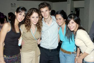 risty Belausteguigoitia, Vicky Zepeda, Memo Murra, Lorena Valadez y Sam Moreno.