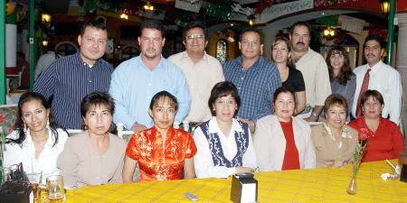 17 de noviembre 2005
Sandra Godoy castro fue festejada por un grupo de compañeros de trabajo, con una alegre reunión con motivo de su jubilación laboral.