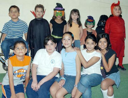 18 de noviembre 2005
Luis Eduardo González, Luis Cortinas, Sofía Ramos, Yamile Romero, Natalia, Jaime y Daniela González, Gilberto Villalobos, Vianey González, Katia de la Cruz, Tiare de la Cruz y Sofía Villalobos.