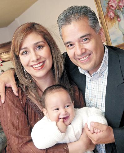 Adriana Castañeda de Fuentes y Enrique Fuentes Domínguez con su hijito Diego Enrique.