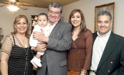 Luz María Diosdado de Castañeda, Carlos Castañeda, Adriana de Fuentes, Enrique Fuentes y el pequeño Diego.