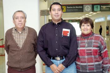 Rodolfo Rosales viajó a Mexicali, lo despidieron Francisca y Rodolfo Rosales.