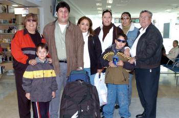 Raúl Zugasti fue recibido por su familia, al regresar de Brasil.