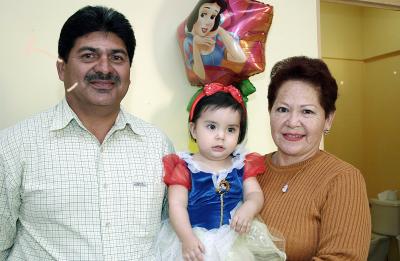 Andrea Sandoval Ramírez, el día de su piñata acompañada por sus abuelitos, José Sandoval Díaz e Inés Reséndiz de Sandoval.