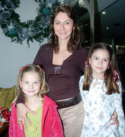 Verónica Espinoza de González con sus hijas Sogía y Valeria González.