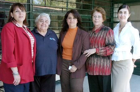 Mónica Cueto, Elena Zermeño, Irena Sosa, Cristina Garibay y Sara Gil, en una reunión.