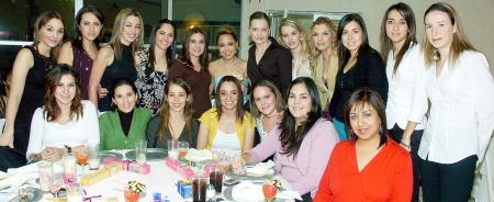 Tuty Valles Villarreal con sus amigas Naty, Helwe, Lupita, Marcela, Marty, Nereida, Karla, Katia, Yolanda, Dany, Claudia, Any, Lorena, Claudia, Ely, Brenda, Valeria e Irene.