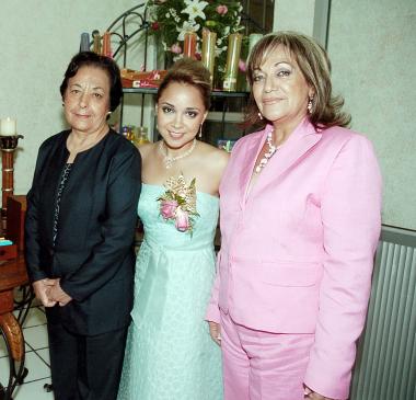 Tuty con las anfitrionas, señora Olga Aymerich de García y señora Socorro Villarreal de Valles.