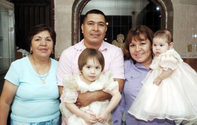 Con un ameno convivio, José Antonio Martínez Carrillo fue festejado por sus familiares con motivo de su cumpleaños.