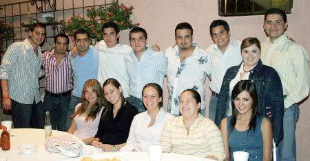 Amigos y familiares  acompañaron a Jose Lorenzo y Susana Garza en su despedida de solteros.