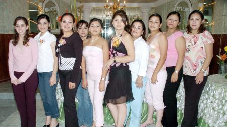 Adriana Elizondo, Laura Ruiz, Adela Salazar, Pamela Quintero, Victoria Barajas, Rosy, Luz Maríz, Mayra e Ivonne García acompañaron a Patricia Barajas.