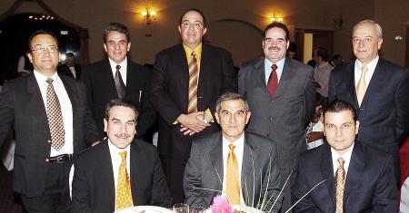 Don Eduardo Murra Marcos, acompañado de Eduardo Espino, Víctor Aguilar, José Arreola, Benjamín Hernández, Ricardo Gálvez, Alejandro Hernández y Octavio Rincón.