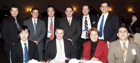 Eduardo Murra Farrús en compañía de Alberto Mateos, Yuichi Na Kamura, Hajime Morano, Tsuyoshi Tanabe, Hugo Espinosa Mireles, María Mercedes Sánchez, Wilbert García,  Juan Carlos Velo y Arnoldo Sías.