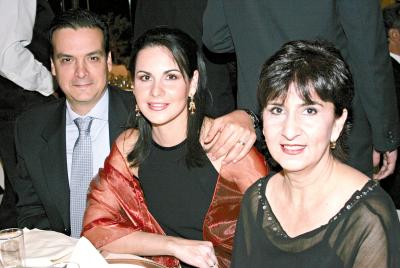 Pedro Fernández, Bibiana de Fernández y Beatriz Mier Fernández.