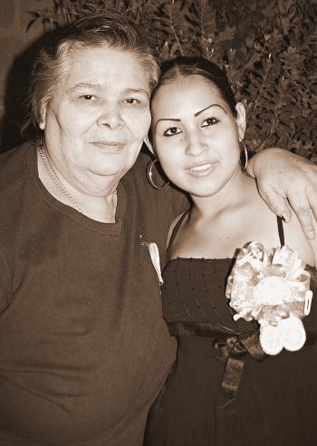 20 de noviembre 2005
Por el cercano nacimiento de su bebé, Celia Cháirez Limones disfrutó de una dfiesta de canastilla, organizada por su abuela, Graciela Campos.