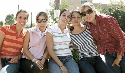 Katty Dávila, Cecy Villalobos, Cecy García, Blanca Dueñes y Angy Dávila.