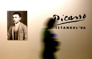 Visitantes pasean por la exposición 'Picasso en Estambul'