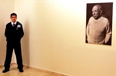 Visitantes pasean por la exposición 'Picasso en Estambul'