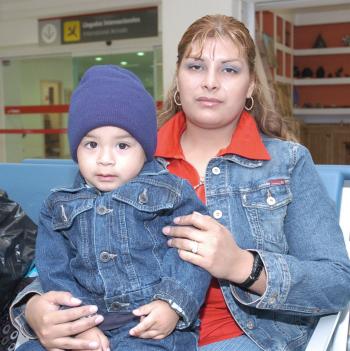 Guadalupe Mijares e Iram Martínez viajaron con destino a Tijuana.