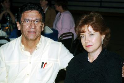 José González y Esthela de González.