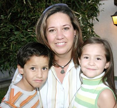 Alejandra de Ferriño con sus hijos Alexa y Diego.