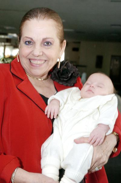 Carmen Lobas Navarrete con su nieto Paquito Martínez.