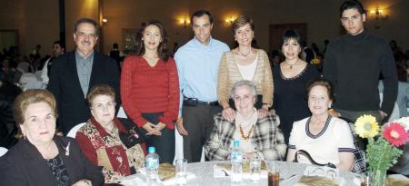 Marucha de Fernández, Amparo Amparo de Escorulea, Delia M. de Gómez, Milagros de Tricio, Alfonso de Mendoza, Alejandro Gómez, Pame de Gómez, Luly, Lourdes Nájera y Santiago Mendoza.