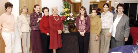 23 de noviembre 2005
Rosario Abularach, Yolanda de Pedroza, Rosita de Granados, Georgina de García, Socorrito de Rampirz, Cata de Bejarano, Tere de Castañeda, Yarely de García y Paty García.