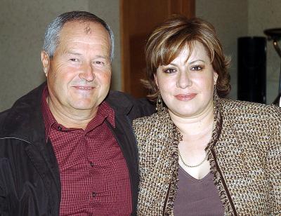 Julio Garza y Delia Enderi de Garza.