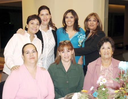 Brenda Escandón de Aguado acompañada de Josefina Aguado de Martínez, Elena, Lupita, Connie, Montserrat y Guadalupe Escandón.