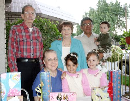 Las pequeñas Sandra y Beatriz Máynez Martínez, acompañadas de sus familiares, el día de su piñata.