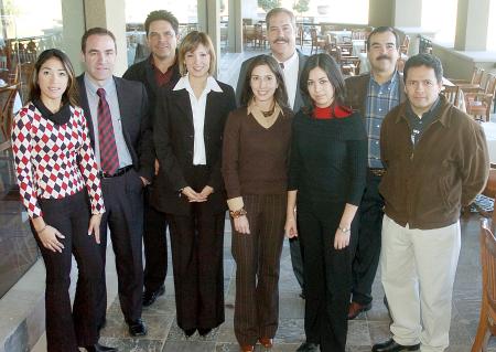 24 de noviembre 2005
Los organizadores de Expo Navidad, Miguel, Brenda, Efrén, Flavia, Héctor, Mary, Gaby, Sergio y por parte de una de las empresas participantes, Fernando Orozco.