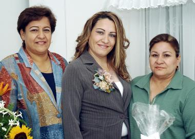 María Lourdes Muñoz y María Magdalena Cuéllar le ofrecieron una despedida de soltera a Guadalupe Cuéllar.