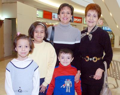 María Elena de Toraño, Mariana de Canales, Marina, Miriam y Emilio Canales.