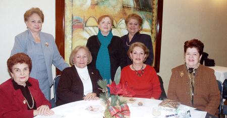 María Teresa de Cruz, Mary de Meléndez, Gaby de Ramírez, Güera de Flores, Socorrito de Alonso, Bertha de Fuente y Tina de Fuente, en una tarde de café.