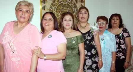 Marisa del Crmen Carbajal Bonilla en su despedida de soltera acompañada por Esther B. de Carbajal, Esther Carbajal de De la O, Raquel Castro de Carbajal, Dolores Soto de Carbajal y Sandra Carbajal Bonilla.